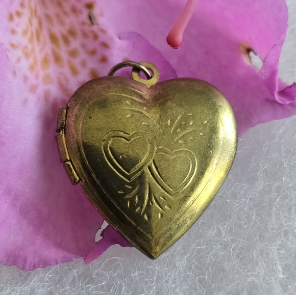 Vintage heart locket pendant gold tone photo holder - Picture 2 of 13